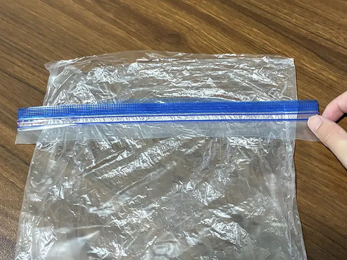 ジッパー袋のチャック部分を取りつけたポリ袋（撮影：grapeライフハック編集部）
