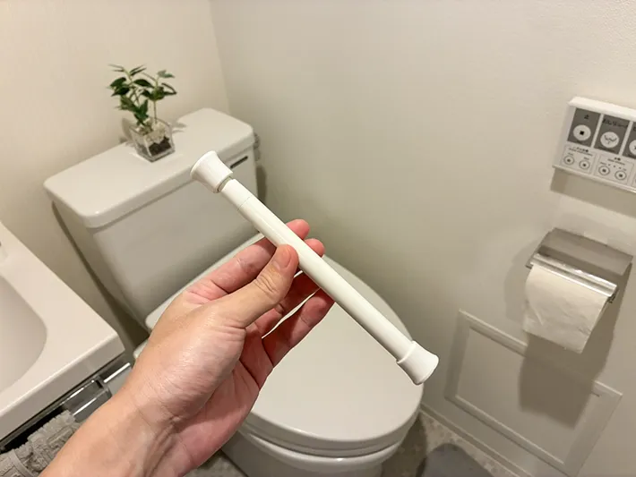 トイレで手にする小さなつっぱり棒（撮影：grapeライフハック編集部）
