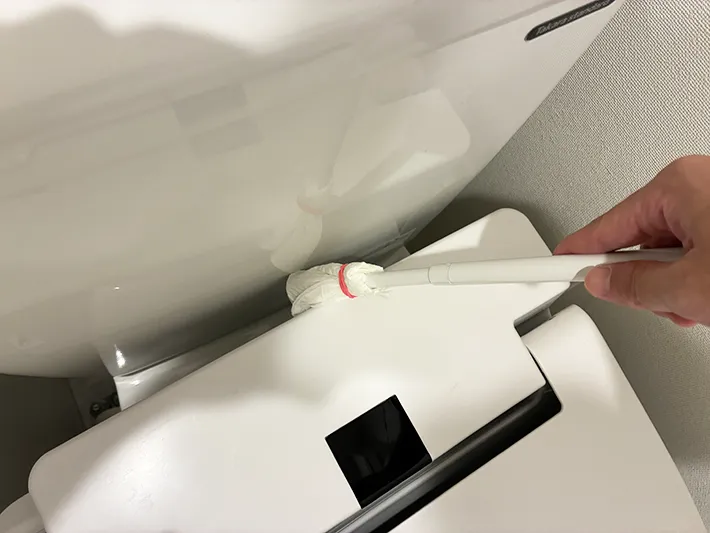 トイレの隙間に差し込むつっぱり棒（撮影：grapeライフハック編集部）