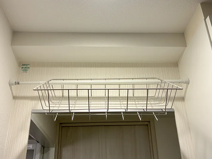 ワイヤートレーを通した状態で設置した1本のつっぱり棒（撮影：grapeライフハック編集部）
