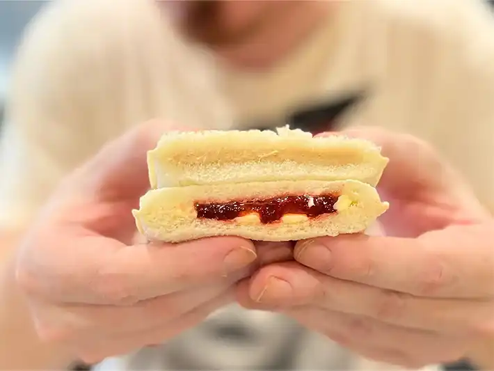 ランチパックのピーナッツバタージャムサンドイッチの写真（撮影：grapeフード編集部）