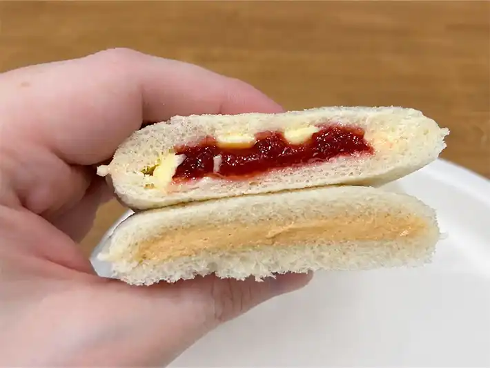 ランチパックのピーナッツバタージャムサンドイッチの写真（撮影：grapeフード編集部）