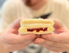 ランチパックのピーナッツバタージャムサンドイッチの写真（撮影：grapeフード編集部）