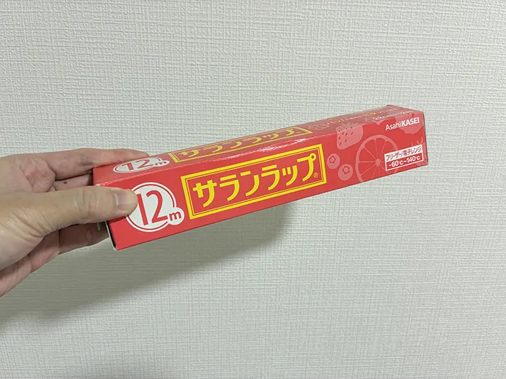 手で持ったラップ（撮影：grapeライフハック編集部）
