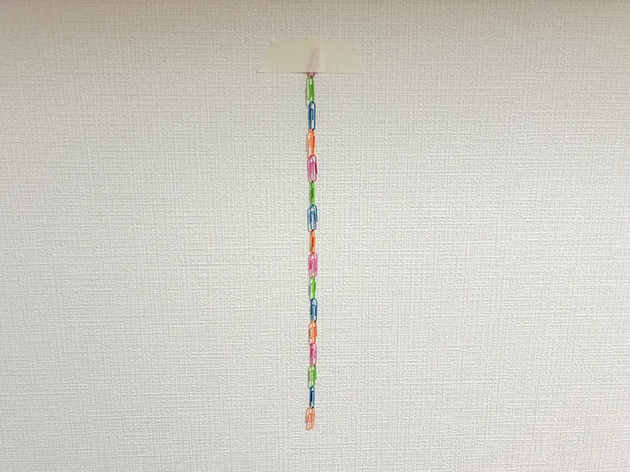 縦に連結した状態で壁に固定したゼムクリップ（撮影：grapeライフハック編集部）