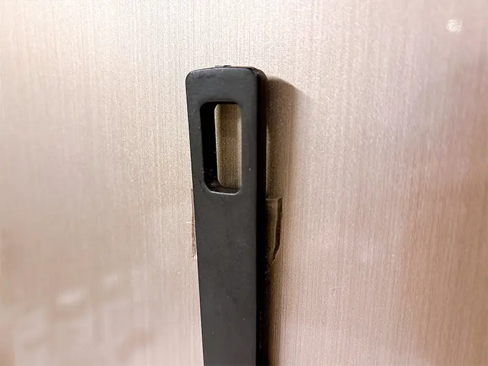 フライ返しを壁に貼っている写真（撮影：grapeライフハック編集部）