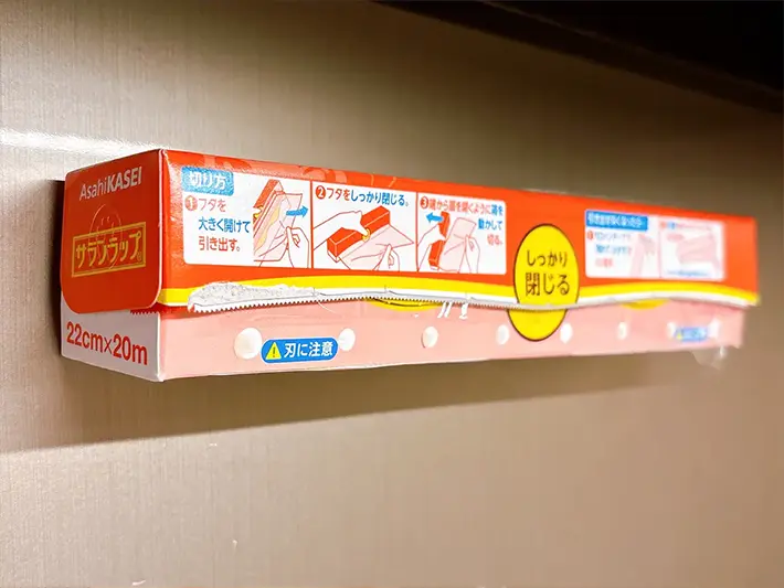 ラップを壁に貼っている写真（撮影：grapeライフハック編集部）