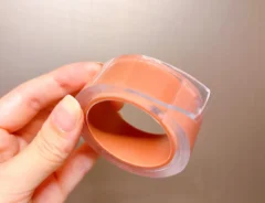 ゲルテープを持っている写真（撮影：grapeライフハック編集部）