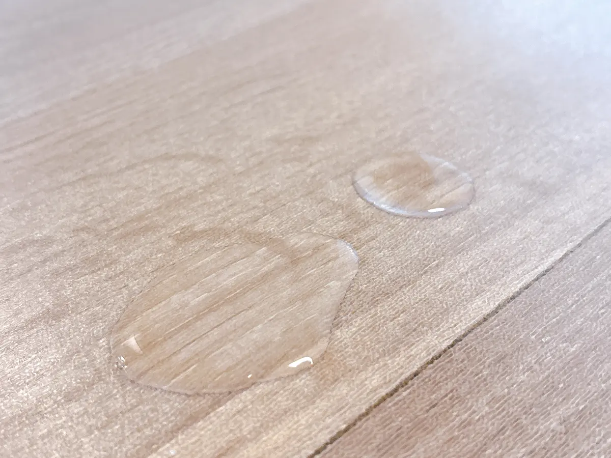 透明キッチンマットに水をこぼした写真（撮影：grape編集部）