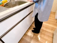 キッチンマットの上に立っている写真（撮影：grape編集部）