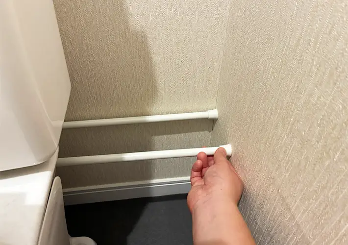 つっぱり棒の活用写真（撮影：grapeライフハック編集部）