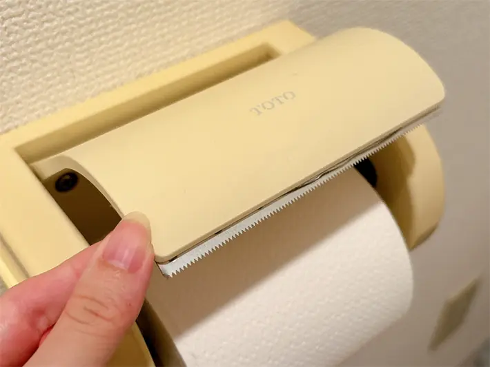 トイレットペーパーホルダーの蓋の写真（撮影：grapeライフハック編集部）