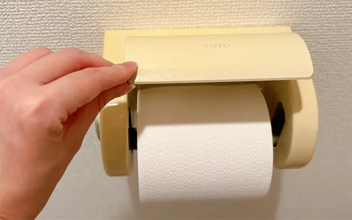 トイレットペーパーホルダーの蓋の写真（撮影：grapeライフハック編集部）