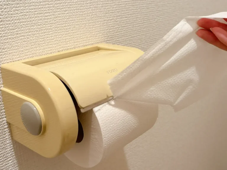 トイレットペーパーホルダーの蓋の切れ味の写真(撮影:grapeライフハック編集部)