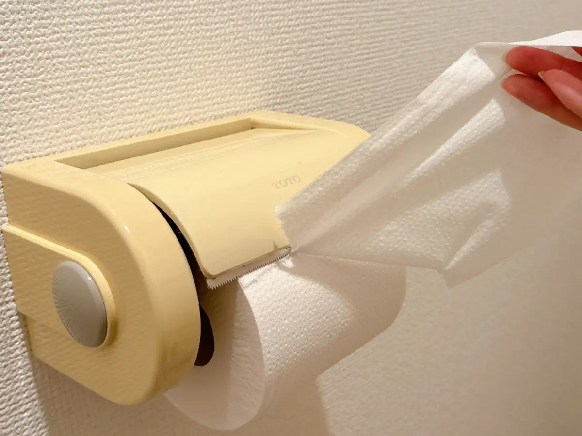 トイレットペーパーホルダーの蓋の切れ味の写真（撮影：grapeライフハック編集部）