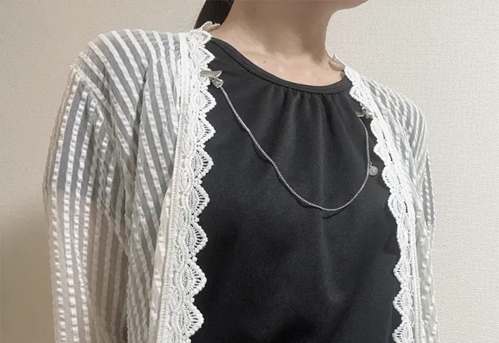 帽子クリップをカーディガンクリップ代わりにした写真（撮影：grapeライフハック編集部）
