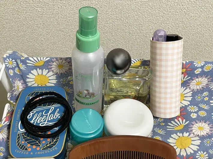 ヘアケア用品の収納にトイレットペーパーの芯を活用する写真（撮影：grapeライフハック編集部）