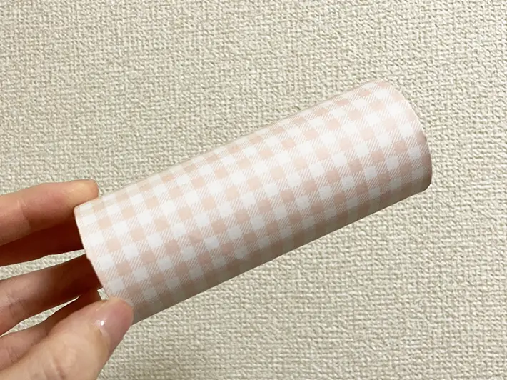 折り紙を貼りつけたトイレットペーパーの芯の写真（撮影：grapeライフハック編集部）