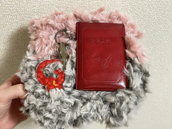 カギや定期入れをマットに置いた写真（撮影：grapeライフハック編集部）