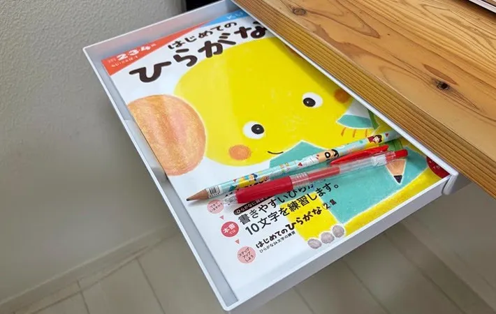 『DAISO 取り付け式引き出し（A４、ワイド形）』の使用写真（撮影：ワード）