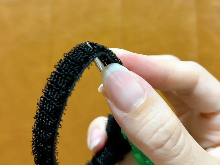 配線ベルトに穴を開ける写真（撮影：grapeライフハック編集部）