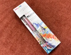 「すべてのペンケースに1本入れるべき」「持ち歩くのにいい！」ぺんてるの『アートマルチ8』で手帳がかわいく変身