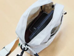 「小さいのにペットボトルがすっぽり」　ノースフェイスのミニショルダーに「気づけば毎日使ってる」「リュックの出番が減った」