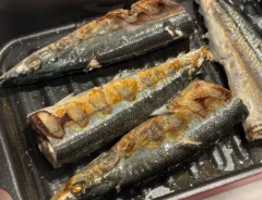 さんまは魚焼きグリルで焼かない！　5分のレンチンでふっくら香ばしい便利アイテムなら「皮目がパリッと仕上がる」