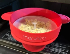 「フライパンじゃなくていい」「自宅が映画館みたい」 レンチン3分でポップコーンが作れる調理器に「早く買えばもっと楽しめたのに!」