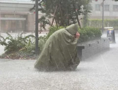 【記録的大雨で検証！】レインポンチョを着て15分耐えた結果…「着ている服が？」