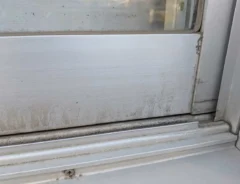 サッシの黒ずみがみるみる落ちる！　ペットボトルを用意すれば「水道も電源も不要」「もうゴシゴシこすらない！」