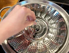 「レンジの弱点ほぼ消えた」「洗うのも簡単」伸縮する『ステンレス蒸し器』がズボラ調理の救世主！