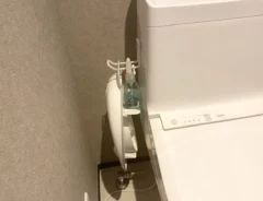 「直置きのモヤモヤ」を解消！トイレ床の掃除がラクになる『フック』で「収納場所が増えた」