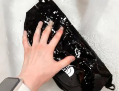 水の中に沈めたけど…「中身はぜんぜん濡れない！」ノースフェイスの『防水ポーチ』が想像以上に凄かった