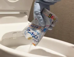 毎日のトイレ掃除に疲れたら? 「いれるだけ」のモコモコ泡で2週間ラクできる『らくハピ』にお任せ