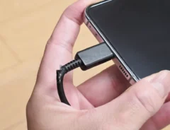 充電ケーブル、こうなってる人必見! 「バッテリー気にせず動画が見れる」「もう断線が怖くない」