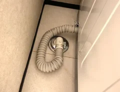 まだ排水ホースのホコリと格闘してる? コレをつけるだけで「今までの苦労どこ行った…」「見た目も整う」