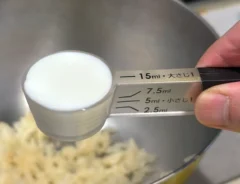 大さじ1杯ってどう量る？　醤油も牛乳もこぼさなかった『計量スプーン』に「9年以上使ってる」「手放せない相棒」
