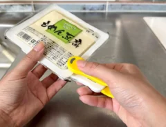 豆腐のフィルム開かない問題、これで解決！　挟んでスーッと滑らせるだけで…「もっと早く知りたかった」