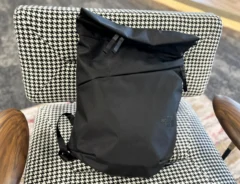 「リュックのゴツさ消えた！」「通勤も休日もこればっか」ノースフェイスのスリムなバックパックが手放せない