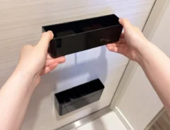 「玄関でバタバタ倒れる傘立てから買い替えた」　マグネットでドアに貼れるスタンドに「掃除もラク」「早く買えばよかった！」