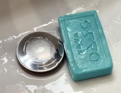 「手がヌルヌルするのが嫌…」 『ウタマロ石鹸』専用ケースに「早く知りたかった」