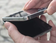 「スマホを折りたたむ意味ある？」　実際に使うと「便利すぎ」「迫力が違う」と納得の声