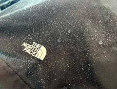 「雨の日、どのバッグ持っていく？」問題を解決　ノースフェイスの『防水ショルダー』を水濡れ検証したら…