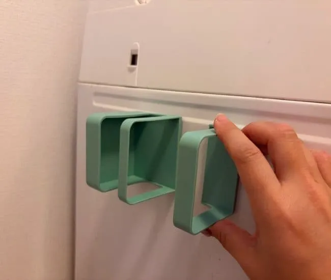 洗濯機に設置する様子（撮影：grapeライフハック編集部）