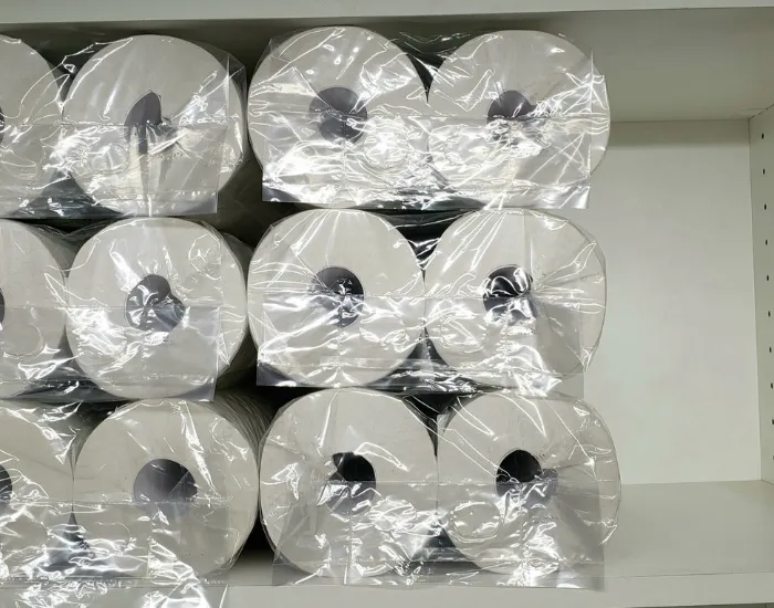 トイレットペーパーを収納している様子