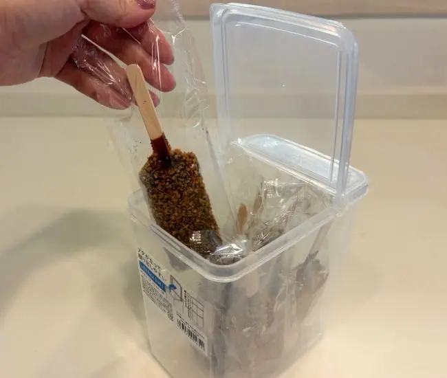 アイスを入れる様子（撮影：grapeライフハック編集部）