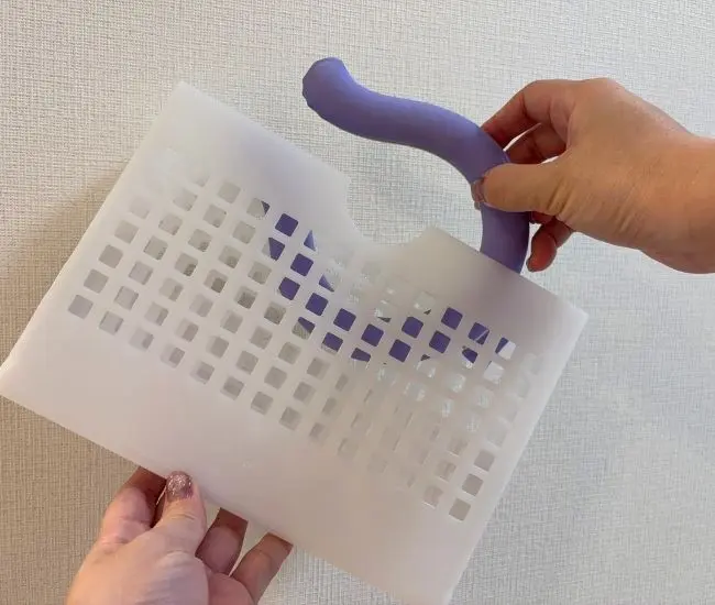 ネッククーラーを入れる様子（撮影：grapeライフハック編集部）