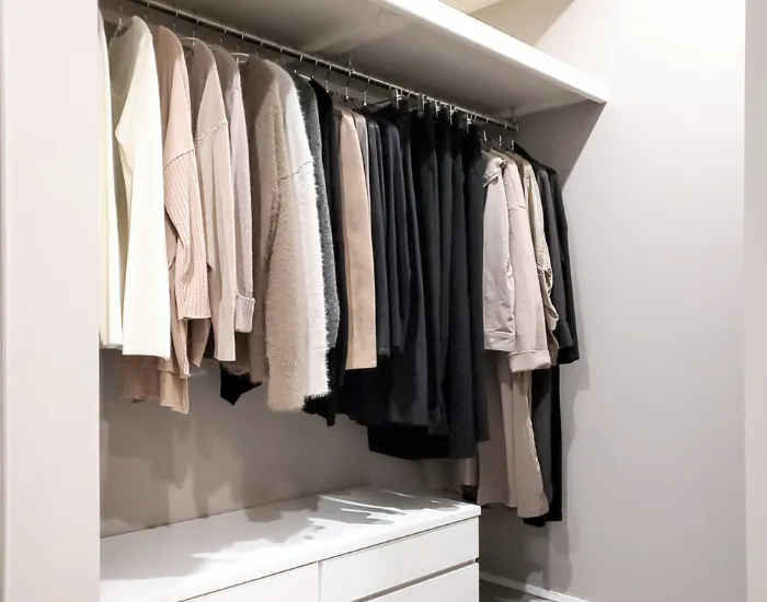 クローゼットにかかった複数の洋服