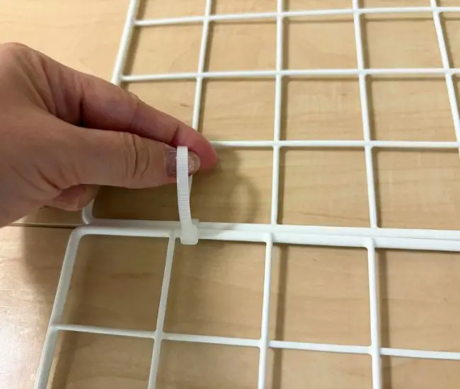 結束バンドでワイヤーネットをつなげる様子（撮影：grapeライフハック編集部）